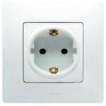 Priză schuko simplă Legrand Niloe 396473, încastrat, alb, ramă inclusă